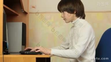 十几岁的男孩在家里用台式<strong>电脑玩</strong>
